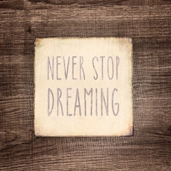 Never Stop Dreaming Wooden Sign - Picture 2 of 4